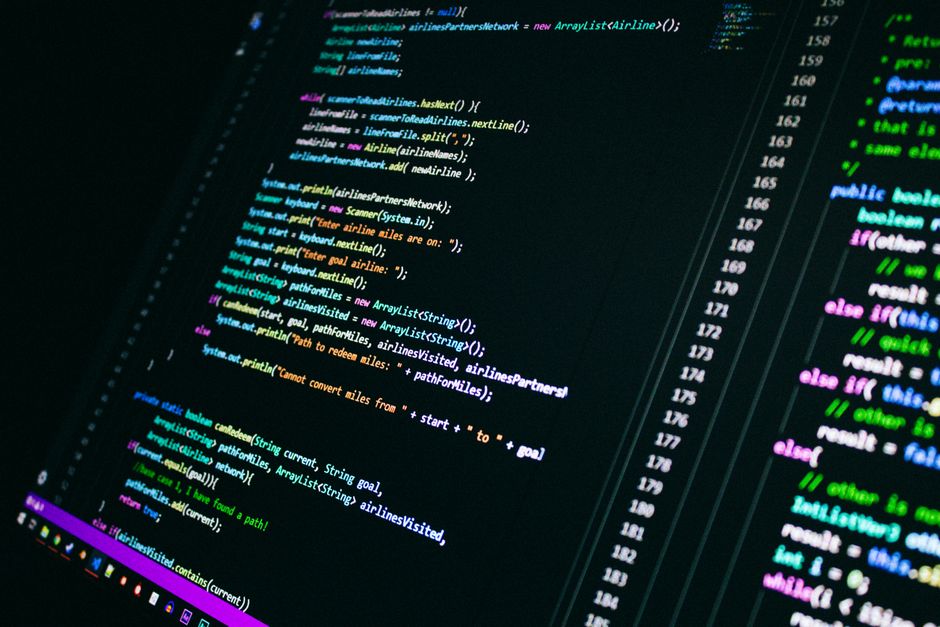 Teamarbeit an einem digitalen Produkt mit Feedback und Iterationen