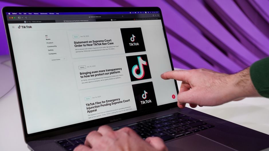 Dozent zeigt Lerninhalte für Programmierung und UX/UI-Design