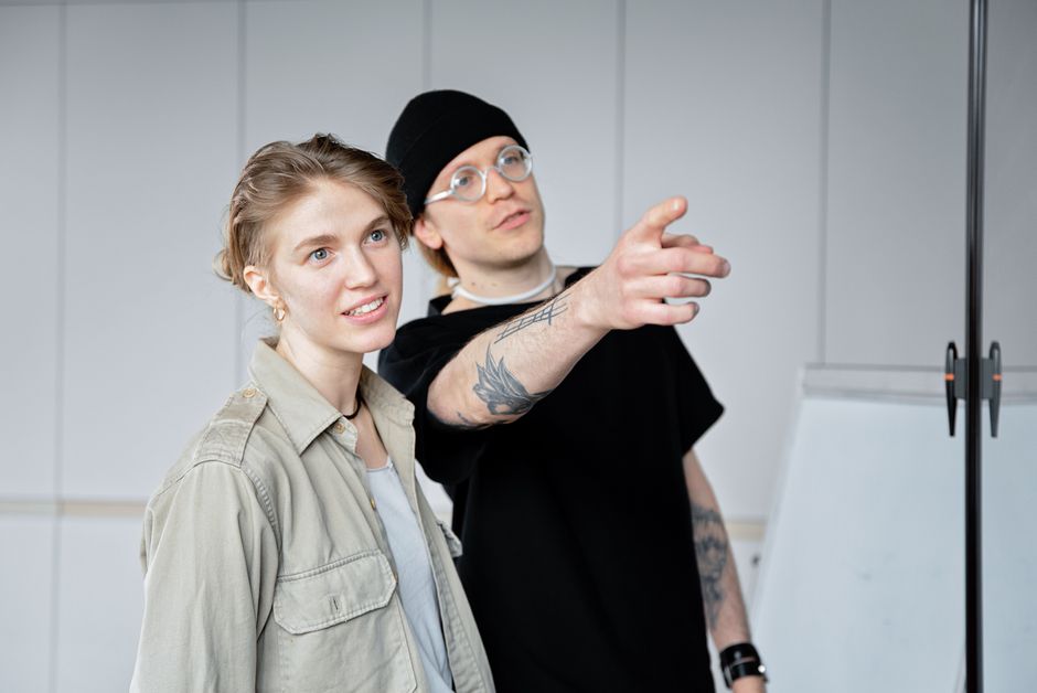 Teilnehmende arbeiten an Aufgaben im Kurs