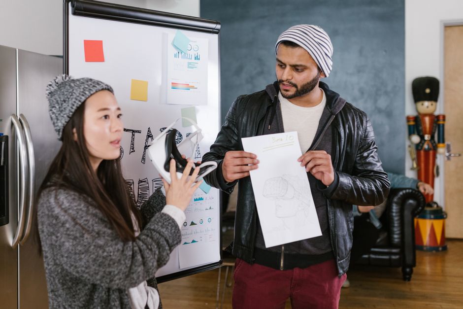 UX-Notizen und Nutzerfeedback auf Papier und Bildschirm für ein Kursprojekt